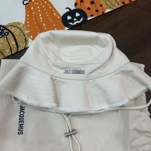 Brand New Never Worn Jacquemus Le bob Artichaut

Color: Off-White
Size: 58